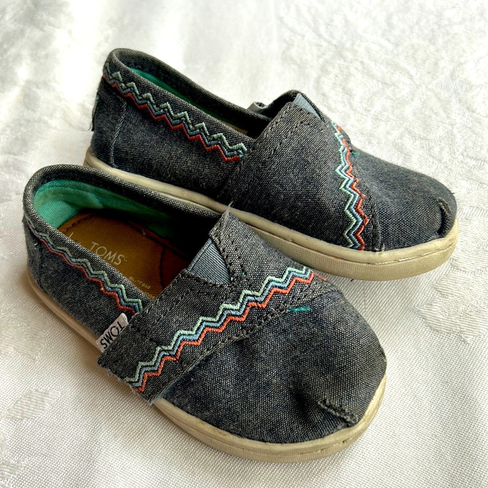 COPY - Toms Toddler light denim with embroidered trim sneaker slip ons Sz 6 sho…